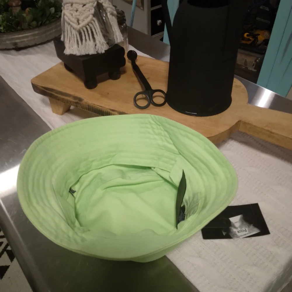 Women's Hurley Bucket Hat NWT!!!!!!!!!!!!!! Retails $28